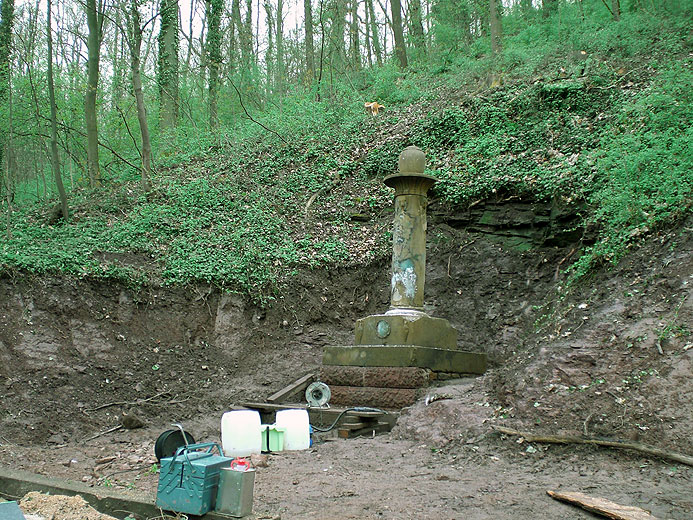 Grabsäule der Freifrau von Recum im Schlosspark Bad Kreuznach