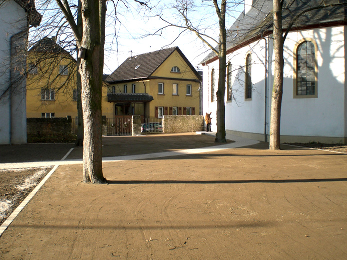 Elsheim – Außenanlagen der Evangelischen Kirche